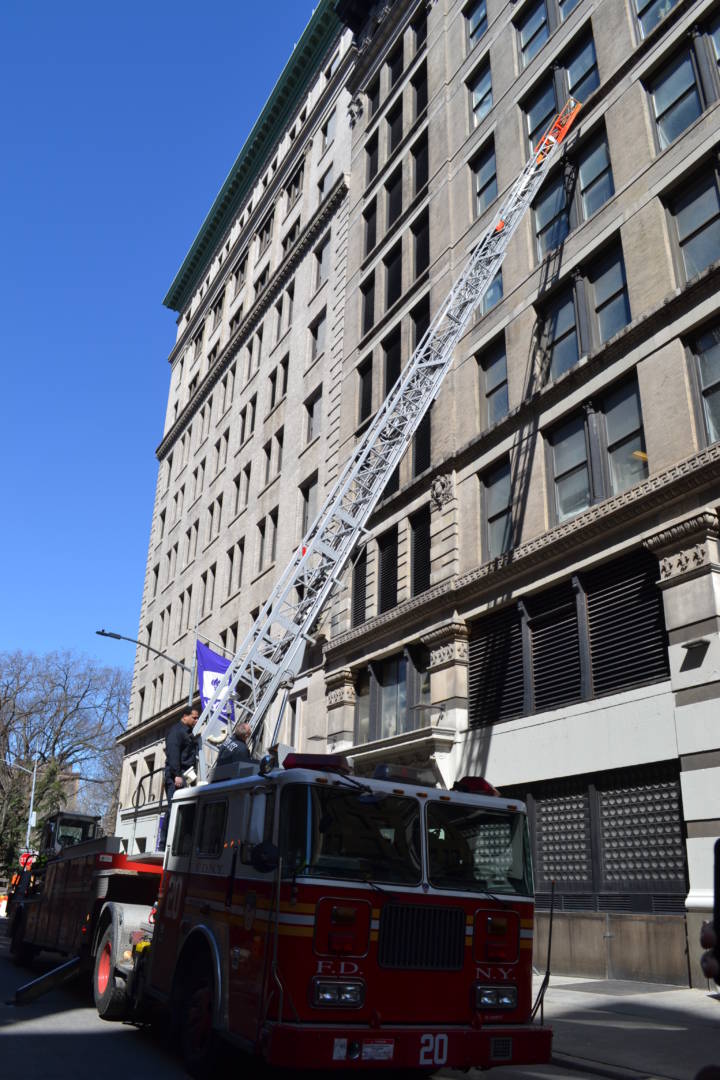 FDNY raises ladder to sixth floor